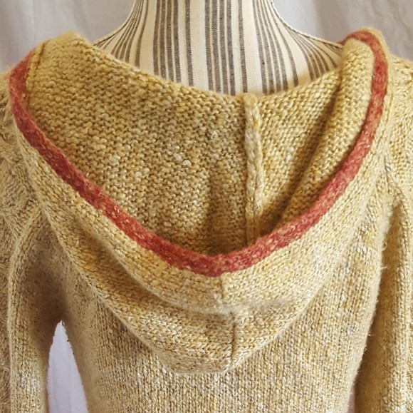 Yellow and red sweater - Picture 6 of 8